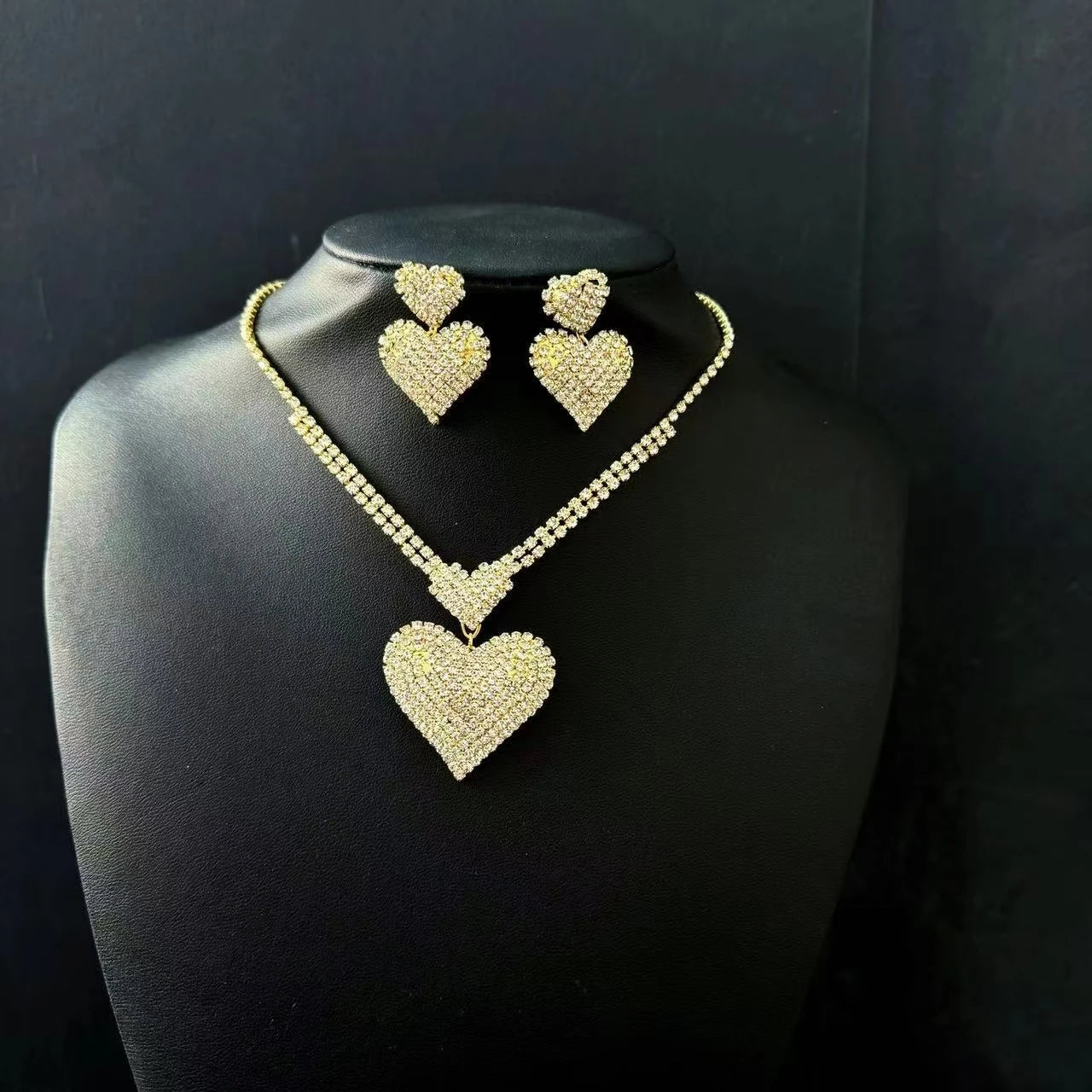 Personalized, trendy, fashionable, versatile, caring necklace for women, sweet and full of diamonds necklace suitable for partie