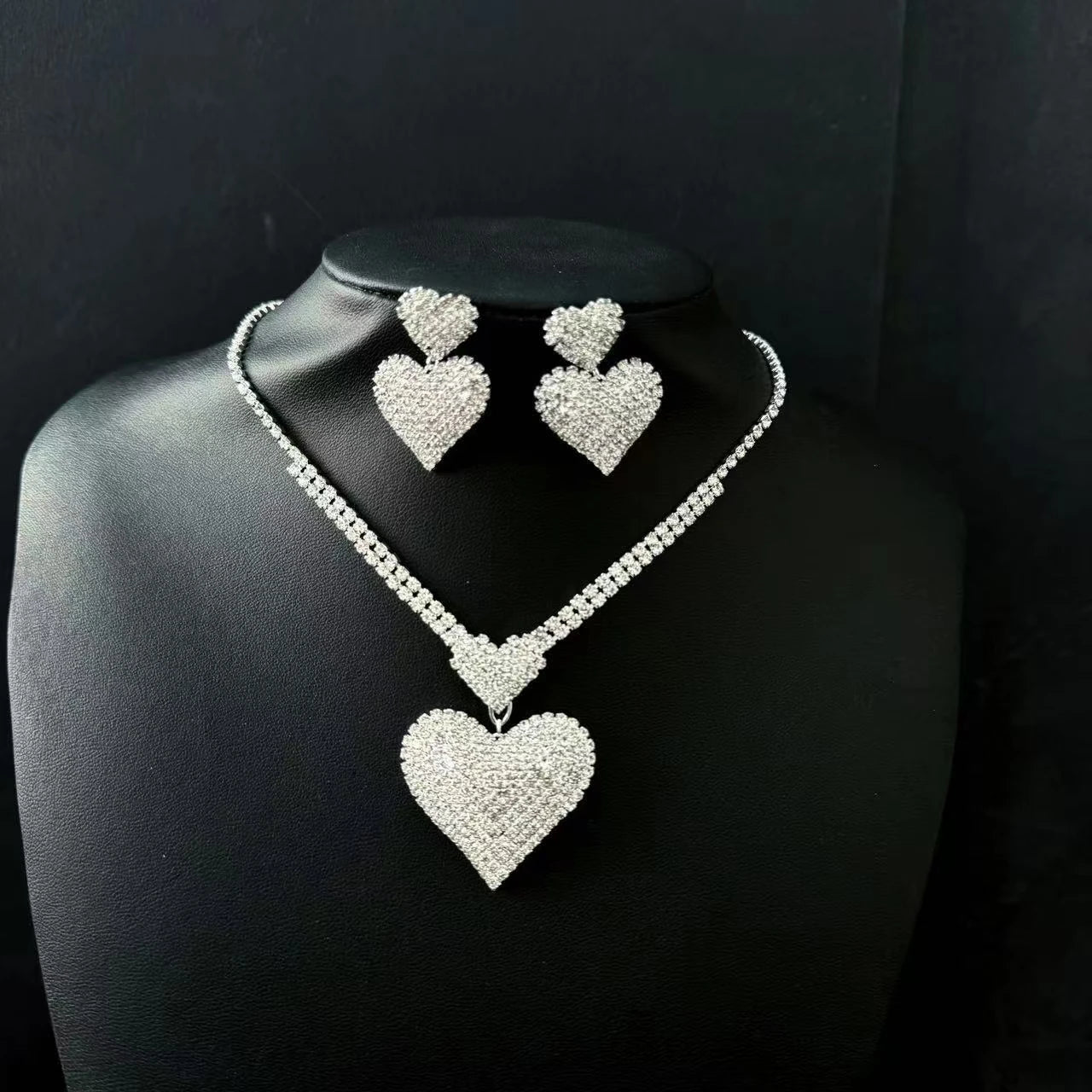 Personalized, trendy, fashionable, versatile, caring necklace for women, sweet and full of diamonds necklace suitable for partie